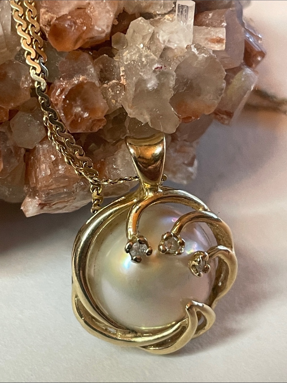 Vintage 14K Yellow Gold Mabe Pearl & Three Diamond Pendent 18" Gold Chain - Picture 5 of 8